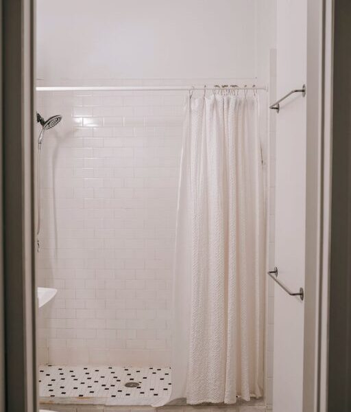 How to Create a Minimalist Bathroom Setup for a Clean, Calm Space