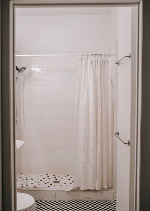 How to Create a Minimalist Bathroom Setup for a Clean, Calm Space