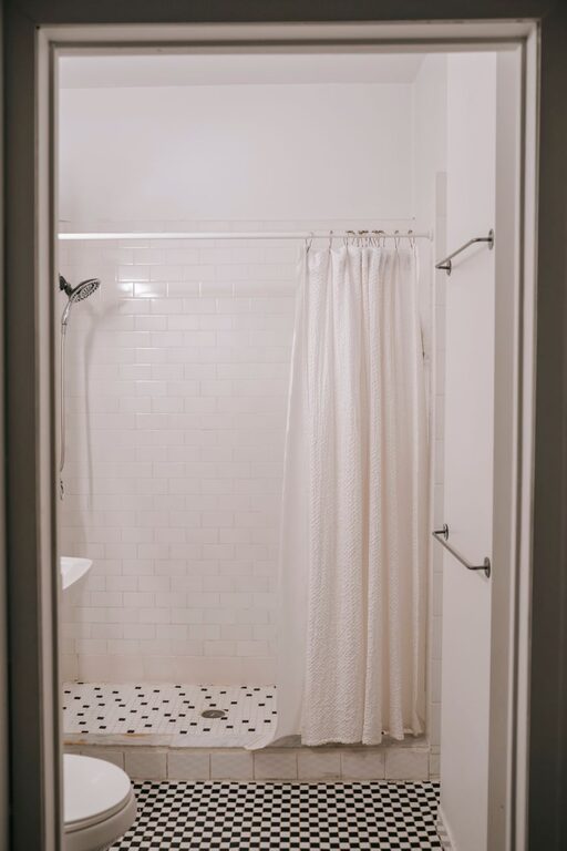 How to Create a Minimalist Bathroom Setup for a Clean, Calm Space